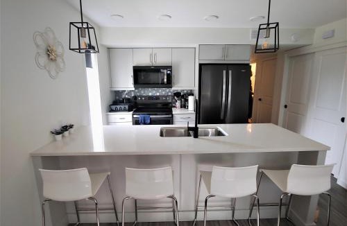 Fort Gary Apartment | Serene 2 bedroom condo with balcony and lakeview