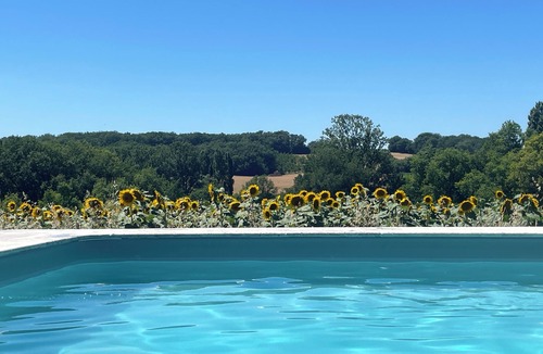 Saint-Eutrope-de-Born Apartment | Serene 2-bedroom tower in Saint-Eutrope-de-Born