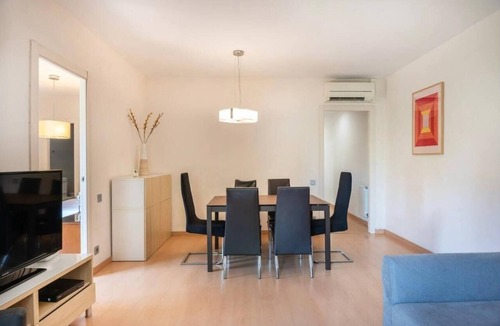Esquerra de l'Eixample Apartment | Serene 3-bedroom apartment with AC in vibrant Barcelona