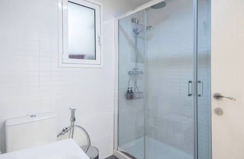 Esquerra de l'Eixample Apartment | Serene 3-bedroom apartment with AC in vibrant Barcelona