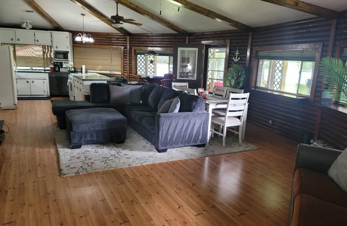 Trinity House | Serene 3-bedroom country Lakefront house in charming Trinity with AC