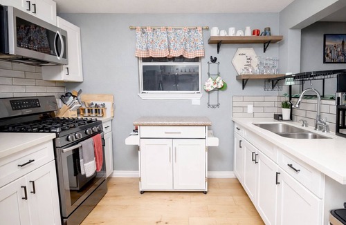 Prospect Hill House | Serene 3-bedroom house with Heated Pool, Arcade ,10 min from downtown!