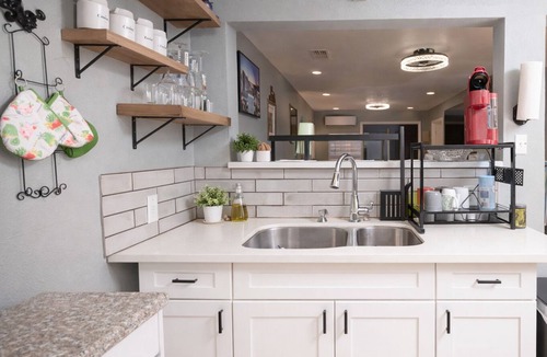 Prospect Hill House | Serene 3-bedroom house with Heated Pool, Arcade ,10 min from downtown!