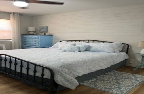 Lakehills House | Serene 3-bedroom house in the charming Lakehills