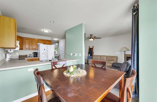 Champaign House | Serene 3-bedroom townhouse with water view