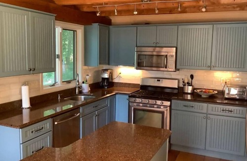 Woodstock House | Serene 4-acre estate on private lake with hot tub