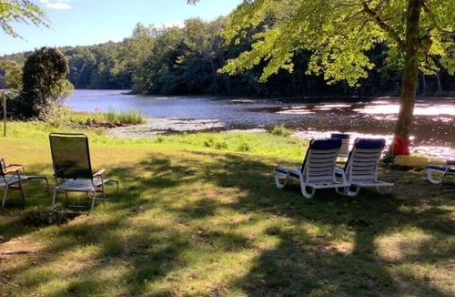 Woodstock House | Serene 4-acre estate on private lake with hot tub