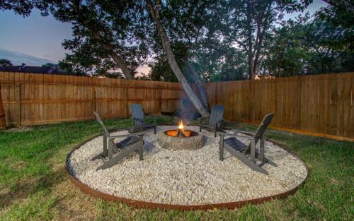 Friendswood House | Serene 4-Bed Getaway - Hot tub & Fire Pit
