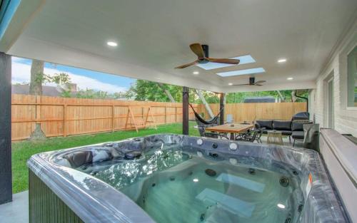 Friendswood House | Serene 4-Bed Getaway - Hot tub & Fire Pit