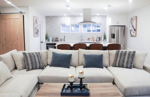 Burbank House | Serene 4-bedroom house with AC in charming noho