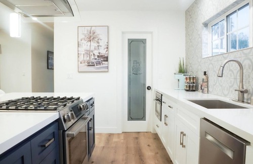Burbank House | Serene 4-bedroom house with AC in charming noho