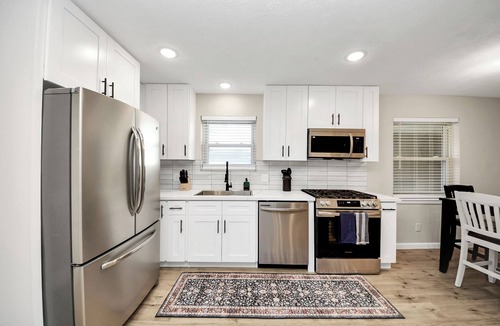 Oak Ridge North House | Serene 5-bedroom house with Pool in the Woodlands