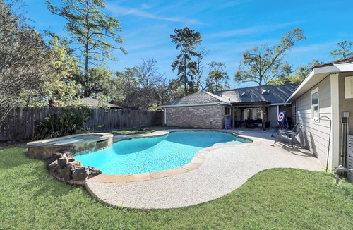 Oak Ridge North House | Serene 5-bedroom house with Pool in the Woodlands