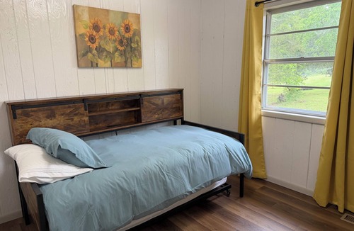 Omaha House | Serene 5-bedroom house with AC in charming Omaha