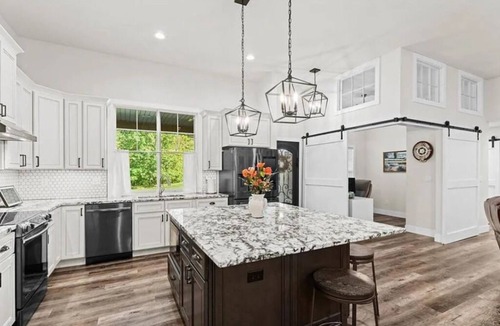 Renault House | Serene 5BR Retreat w/Hot Tub & Privacy