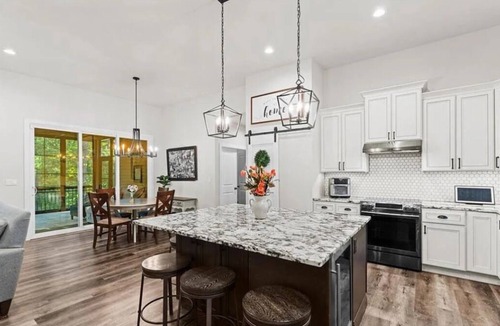 Renault House | Serene 5BR Retreat w/Hot Tub & Privacy