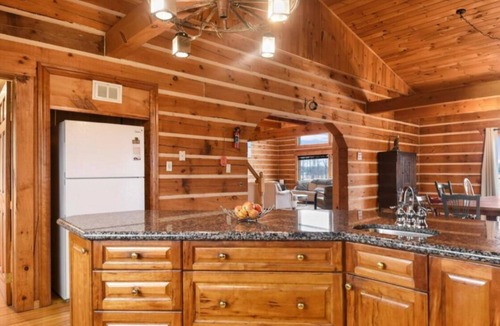 Front of Yonge Cottage | Serene 6-bedroom cottage perfect for relaxing stays for large groups!