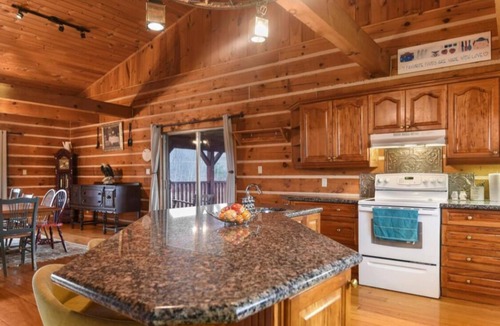 Front of Yonge Cottage | Serene 6-bedroom cottage perfect for relaxing stays for large groups!