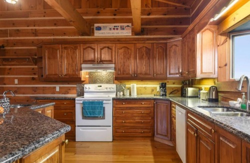 Front of Yonge Cottage | Serene 6-bedroom cottage perfect for relaxing stays for large groups!