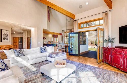 Summit Park House | Serene and Spacious 5BR with Gorgeous Views Hot Tub