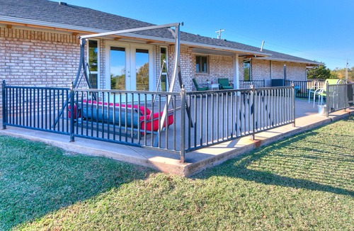 Cedar Valley House | Serene and Spacious Farmhouse RANCH >> Dogs Welcome