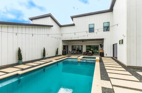 Hudson Bend House | Serene Austin Stunner