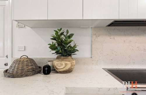 Ventnor House | Serene Beach Haven: Sleeps 12