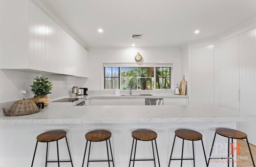 Ventnor House | Serene Beach Haven: Sleeps 12