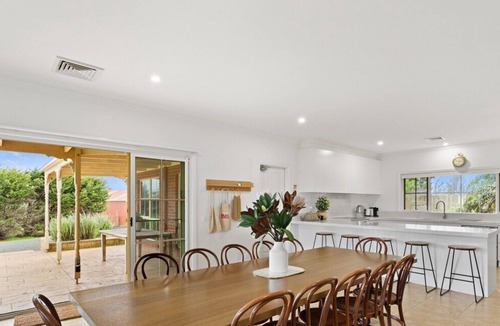 Ventnor House | Serene Beach Haven: Sleeps 12