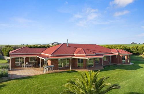 Ventnor House | Serene Beach Haven: Sleeps 12