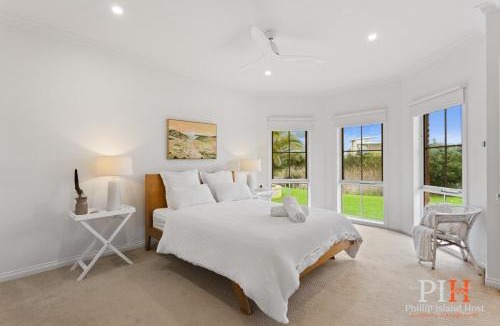 Ventnor House | Serene Beach Haven: Sleeps 12