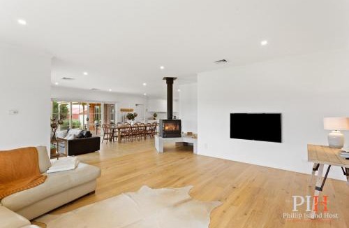 Ventnor House | Serene Beach Haven: Sleeps 12