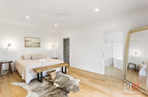 Ventnor House | Serene Beach Haven: Sleeps 12