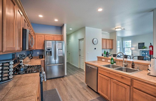 Larkspur House | Serene Bend Getaway w/Hot Tub & Fire Pit!