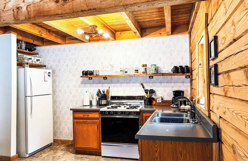 New Kingston Cabin | Serene cabin; Large Sloping Yard; Dog-friendly