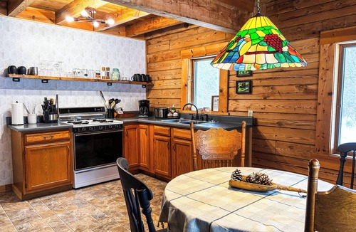 New Kingston Cabin | Serene cabin; Large Sloping Yard; Dog-friendly