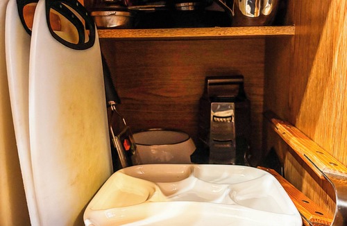 New Kingston Cabin | Serene cabin; Large Sloping Yard; Dog-friendly