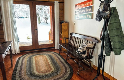 New Kingston Cabin | Serene cabin; Large Sloping Yard; Dog-friendly