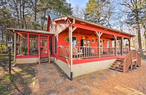 Fayetteville House | Serene Cabin w/Riverfront Views & Access!