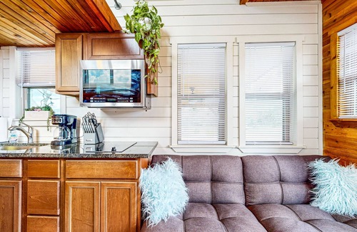 Harper Cabin | Serene cabins with full kitchens, AC + free wifi