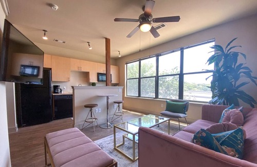 Downtown Fort Worth Condo | Serene comfort, close to shopping, walk Downtown!