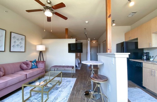 Downtown Fort Worth Condo | Serene comfort, close to shopping, walk Downtown!