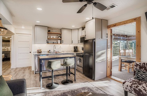 Richmond Hill Corridor House | Serene Conifer Cabin with Firepit