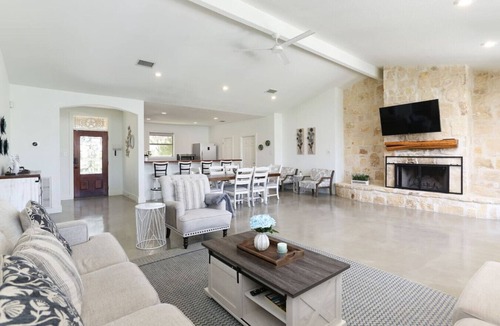 McQueeney House | Serene Country Getaway – Luxury & Comfort in Nature