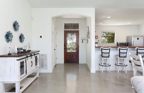 McQueeney House | Serene Country Getaway – Luxury & Comfort in Nature