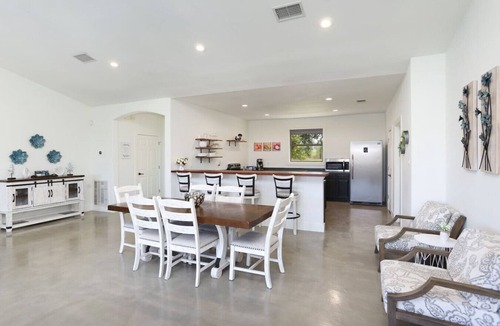 McQueeney House | Serene Country Getaway – Luxury & Comfort in Nature