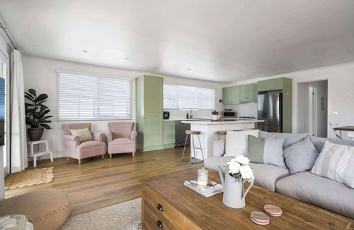 Tawonga South House | Serene Countryside Escape with Mountain Views