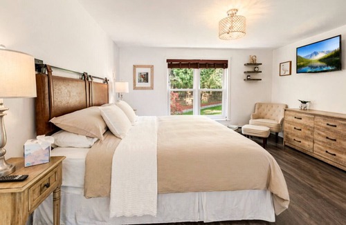 Parksville House | Serene countryside escape| hot tub | Large deck