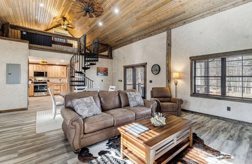 Bedford Cabin | Serene Couple's Getaway w/Mtn Views in Bedford!