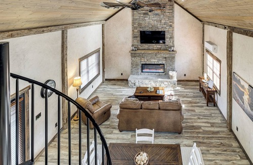 Bedford Cabin | Serene Couple's Getaway w/Mtn Views in Bedford!